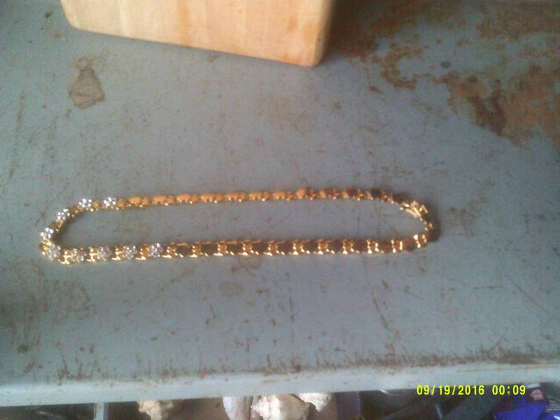 lot 1 image: GOLD AND DIAMOND NECKLACE