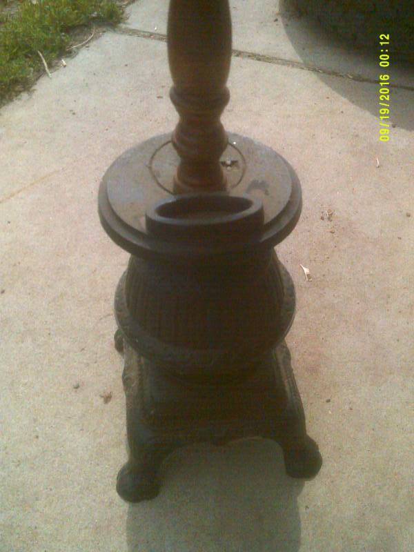 lot 3 image: ANTIQUE METAL ASH TRAY STAND