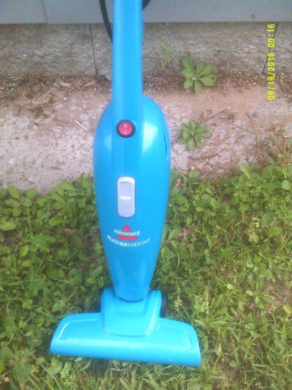 lot 5 image: BISSEL FEATHERWEIGHT VACCUUM