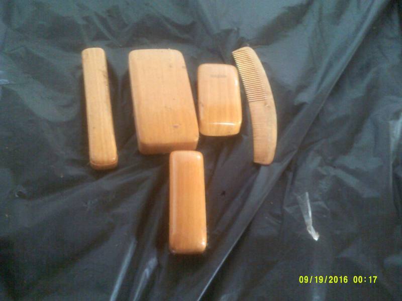 lot 6 image: VINTAGE TOILETRY SET