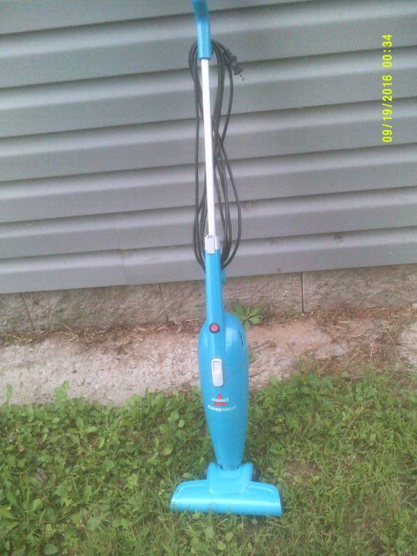 lot 16 image: BISSEL FEATHERWEIGHT VACCUUM