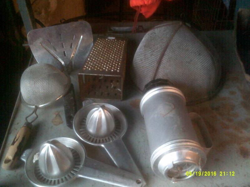 lot 25 image: VINTAGE UTINCELS