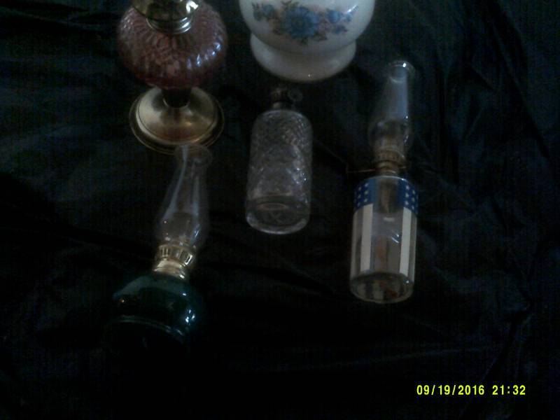 lot 28 image: COLLECTIBLE OIL LAMPS