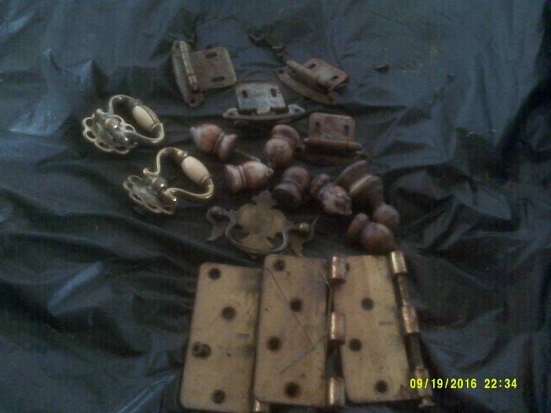 lot 31 image: VINTAGE HARDWARE AND WOOD KNOBS