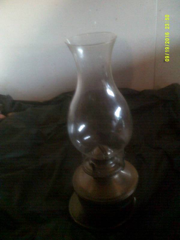 lot 33 image: 13 INCH VINTAGE OIL LAMP