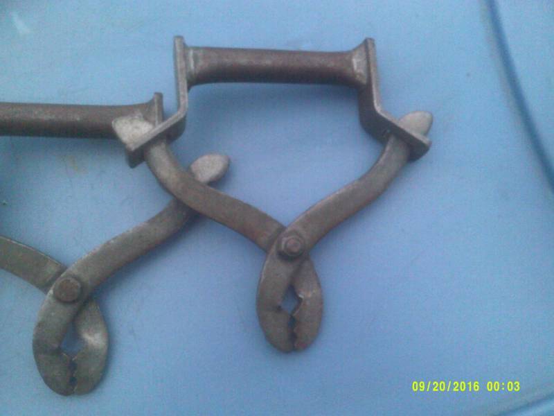 lot 37 image: 3 ANTIQUE STEEL GRABBERS