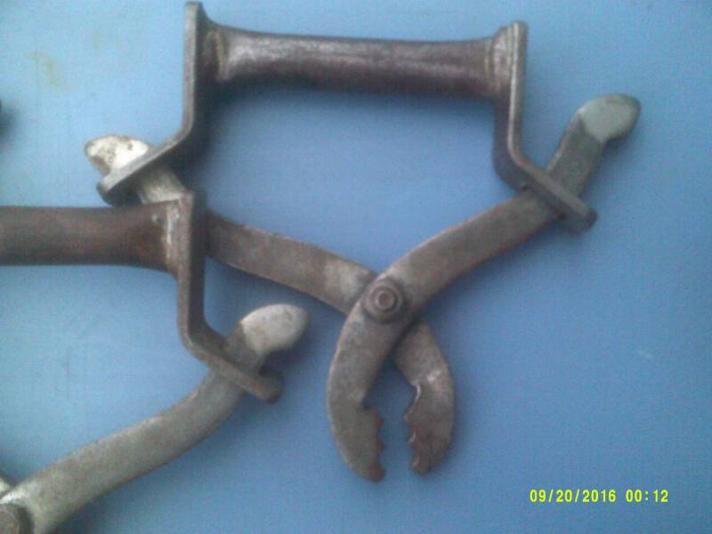 lot 40 image: 3 ANTIQUE STEEL GRABBERS
