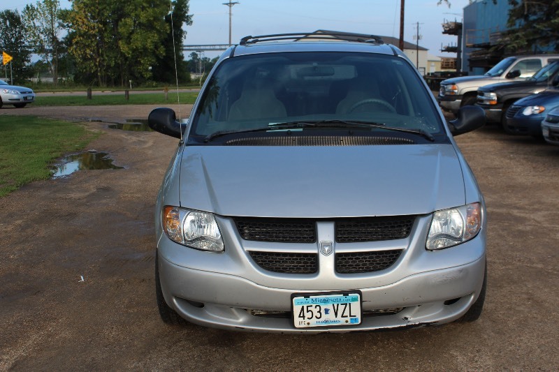lot 2833 image: 2003 Dodge Caravan SXT
