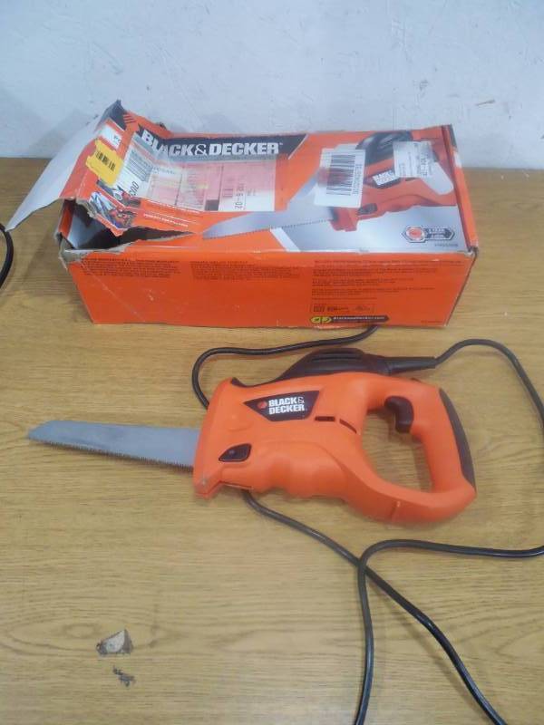 lot 4 image: BLACKDECKER 3.4 Amp Powered Hand Saw
