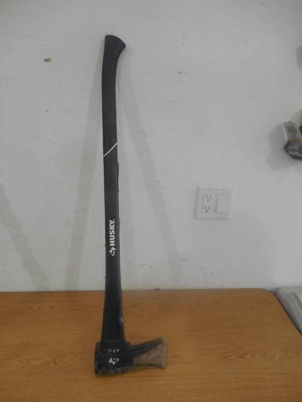 lot 34 image: Husky 4.5 lb. Premium Log Super Splitter with 34 in. Fiberglass Handle