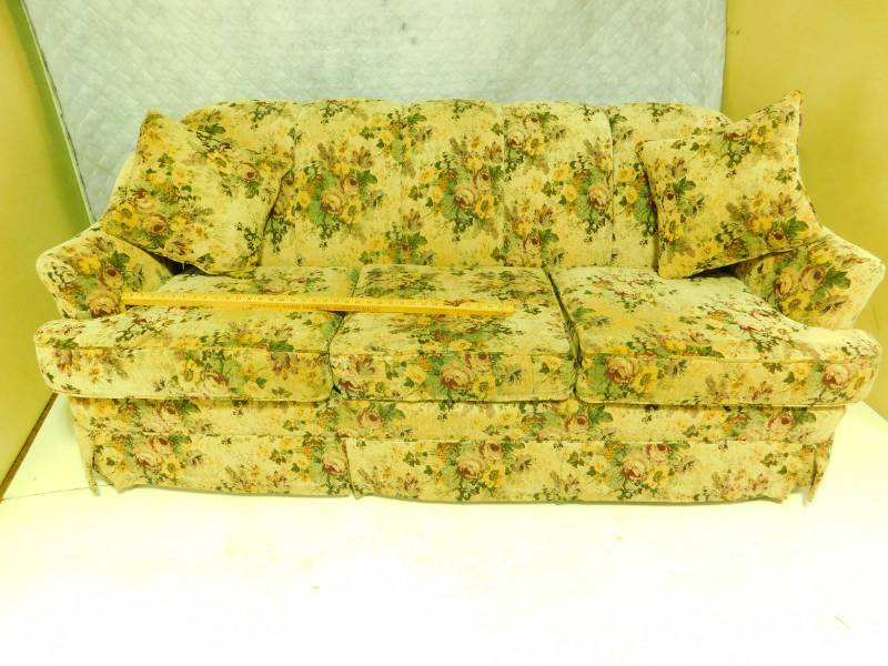 lot 1 image: Master Craft Heritage Collection Couch On Front Quality Casters
