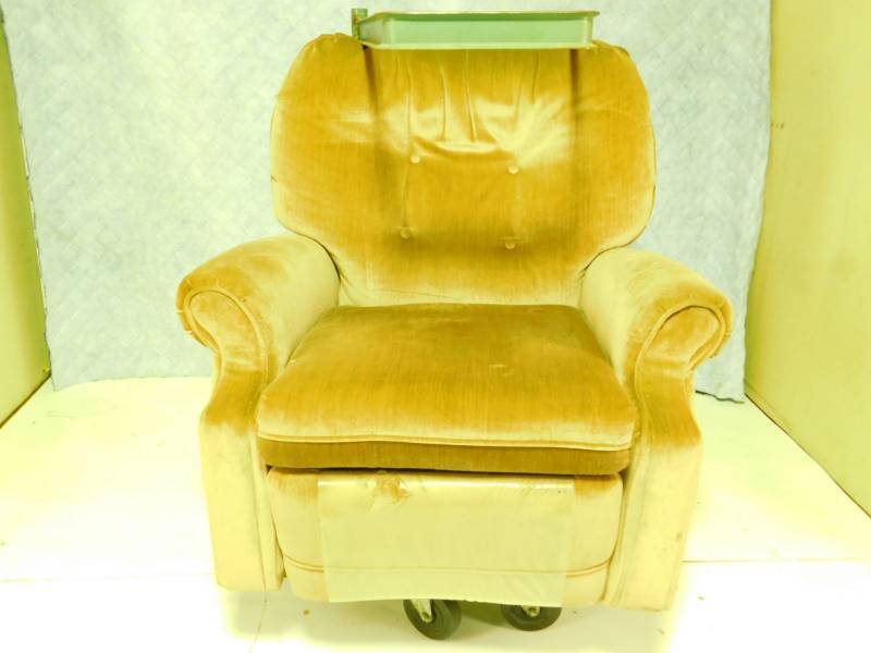 lot 3 image: Tan Plush Recliner