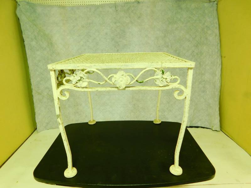 lot 8 image: White Metal Outdoor Patio Table