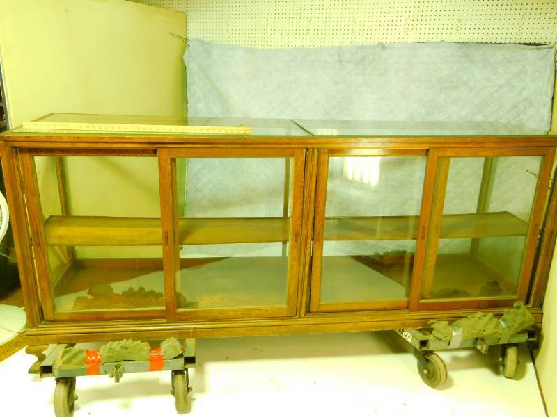 lot 9 image: Antique Oak Display Cabinet