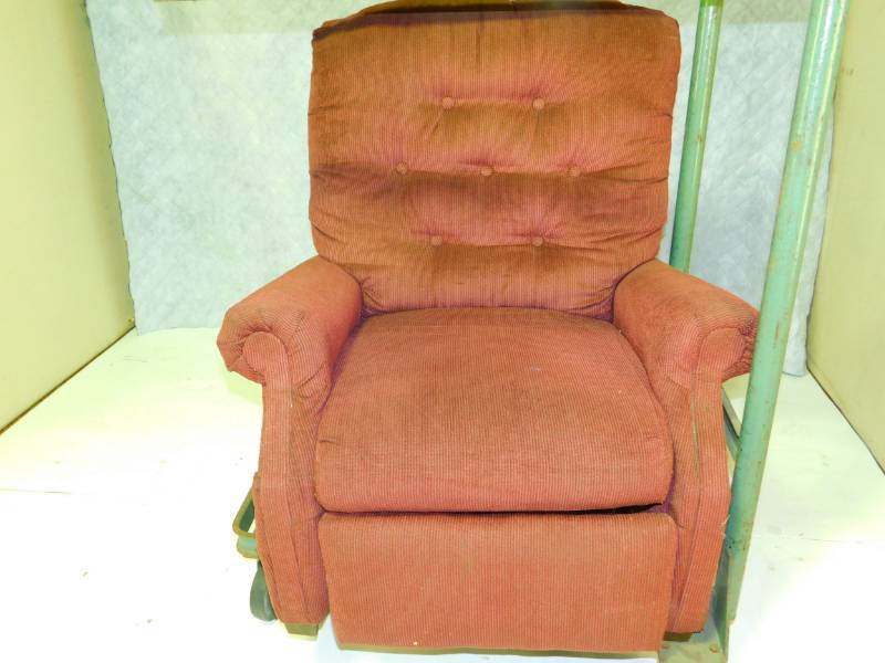 lot 14 image: Burgundy Recliner