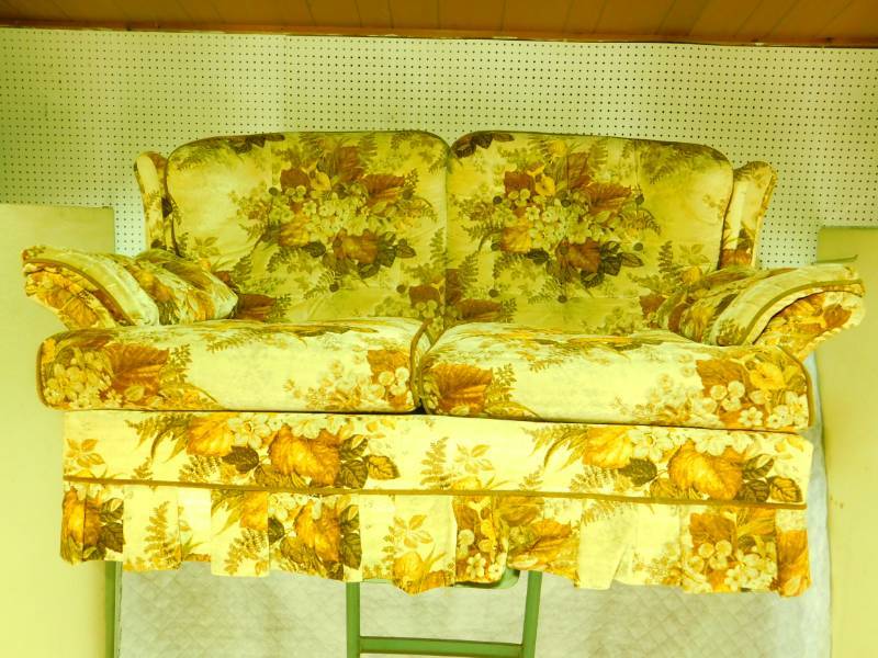 lot 17 image: Cream-Tan- Rust- Floral Couch