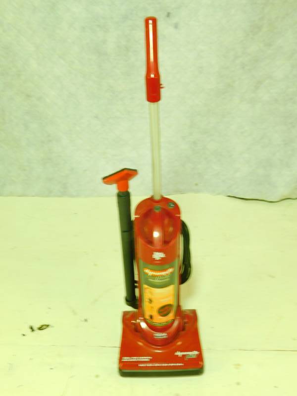 lot 19 image: Dirt DevilDynamite Plus Vacuum