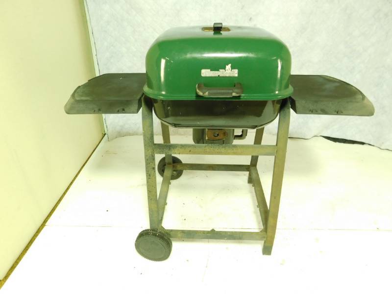 lot 28 image: Char-Broil  Grill  (Uses Charcoal )---On Wheels