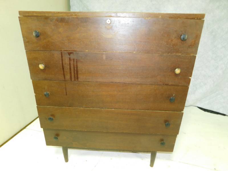 lot 29 image: Solid Wood Five Drawer Dresser
