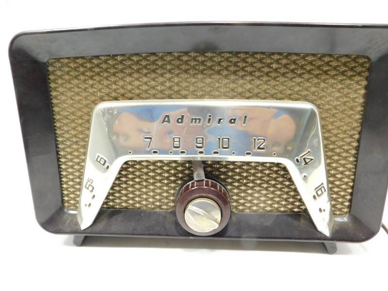 lot 36 image: Vintage Admiral Americas Smart Set AM Radio---6C22
