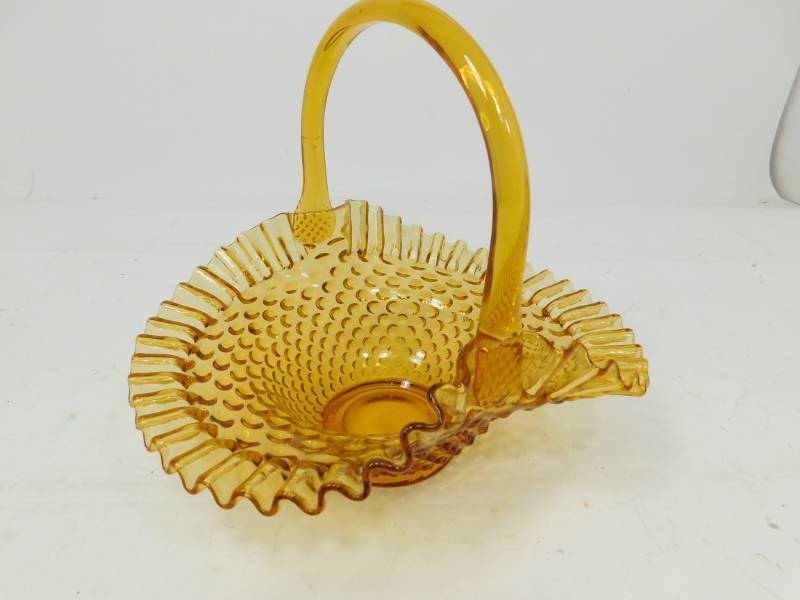 lot 39 image: Vintage Golden Carnival Glass Basket With Handle