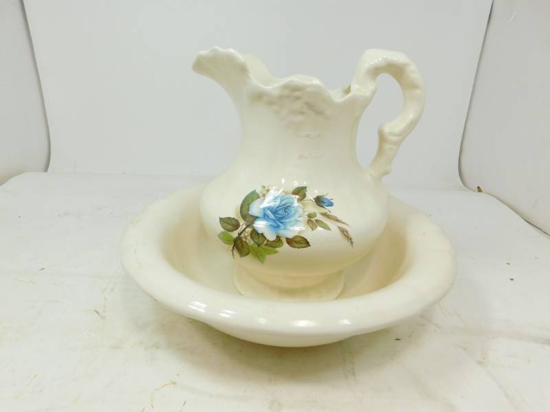lot 82 image: AntiqueVintage Wash Basin & Pitcher