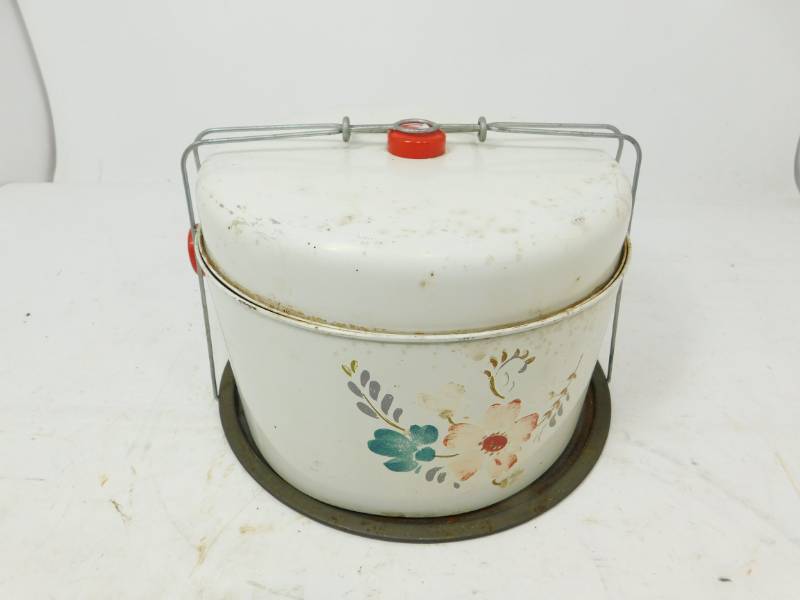 lot 124 image: Vintage Metal Layered Cake Carrier