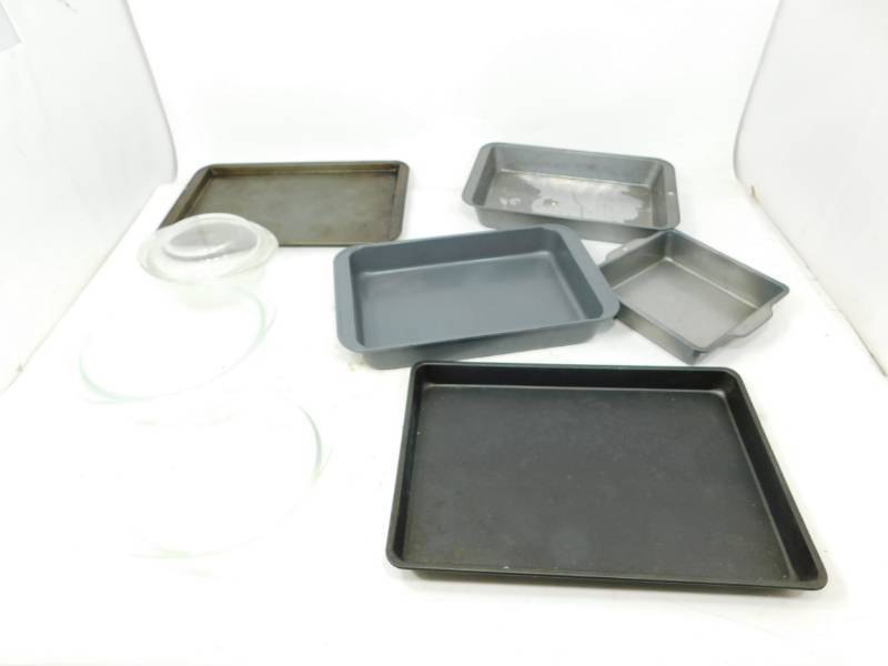 lot 131 image: Three Piece Pyrex Casserole Set---Five Baking Pans