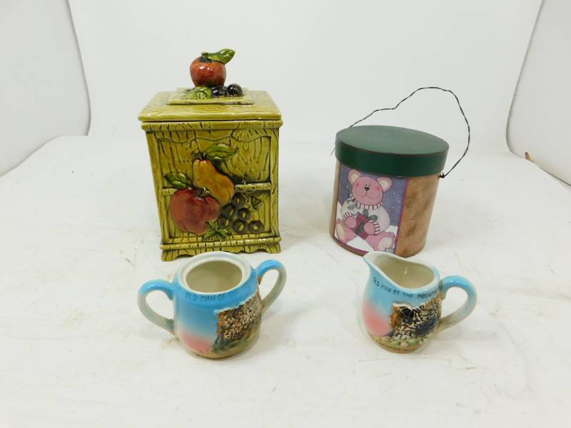 lot 132 image: Ceramic GOE. Z. LEFTON 4130 COOKIE JAR--Round Container--Sugar & Creamer