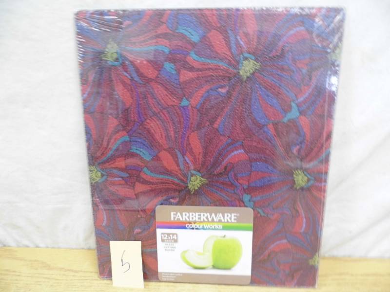 lot 5 image: New Cutting Board