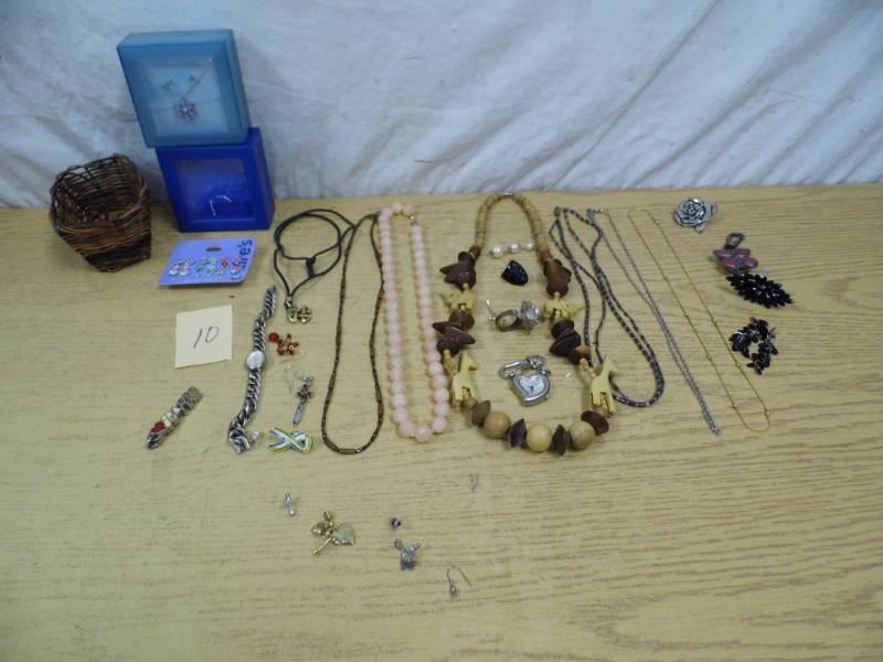 lot 10 image: Costume Jewelry