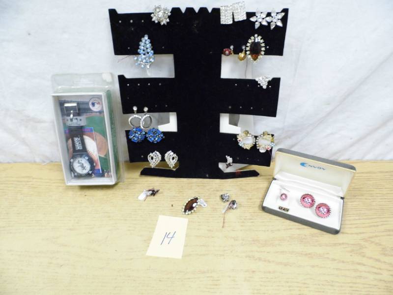 lot 14 image: Vintage Costume Jewelry