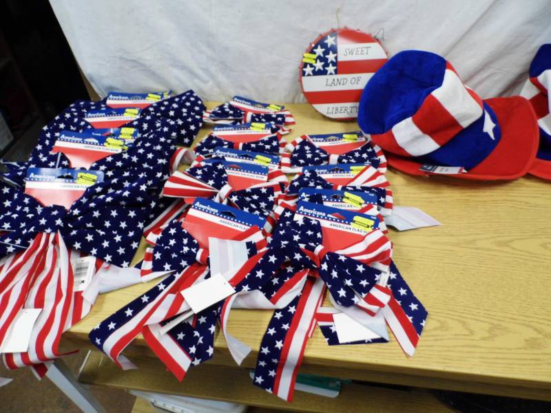 lot 21 image: Patriotic Items