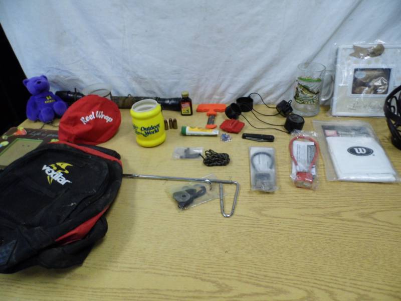 lot 34 image: Gun Locks - Hunting Items