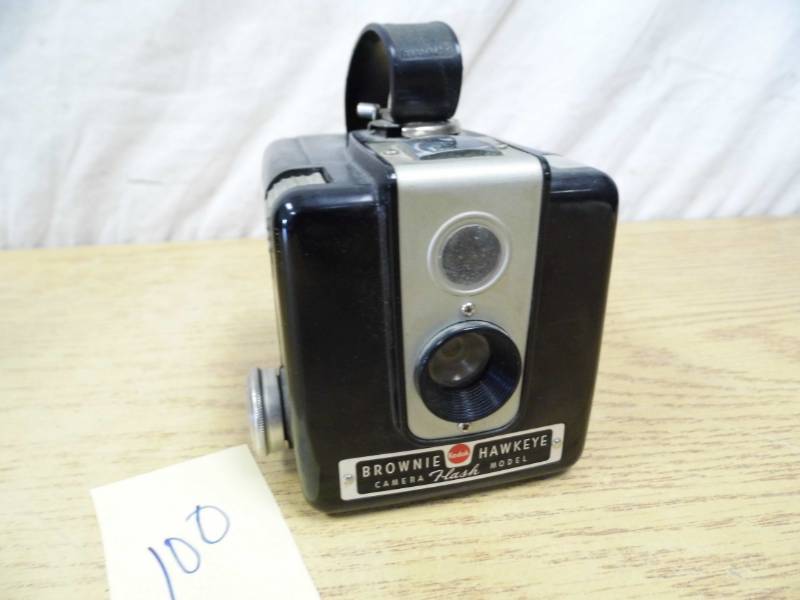 lot 100 image: Brownie Hawkeye Camera
