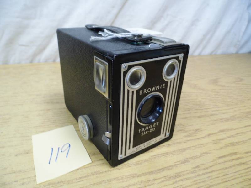 lot 119 image: Brownie Taget Six-20 Camera