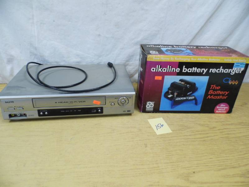 lot 156 image: VCR - Battery Charger-