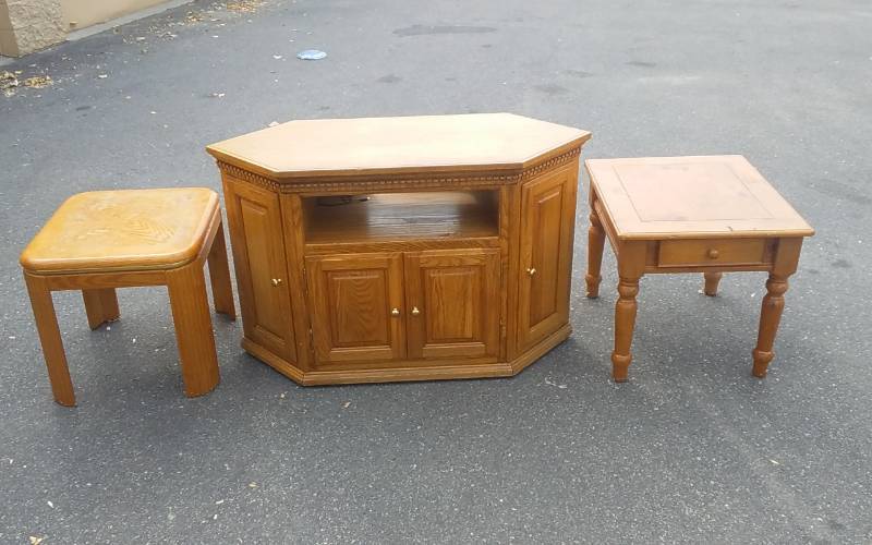 lot 18 image: Riley-Holiday Oak Media StandStorage Cabinet On Wheels, 2-Side Tables