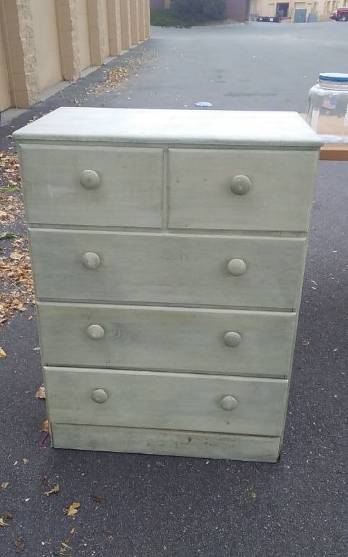 lot 19 image: 5-Drawer Dresser