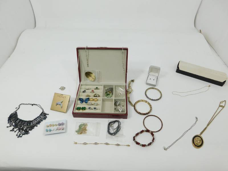 lot 15 image: Jewelry
