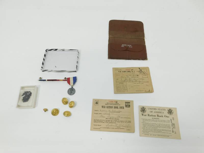 lot 21 image: Military Collectibles