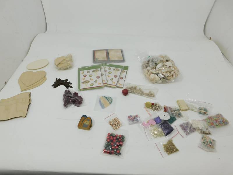 lot 25 image: Craft Items