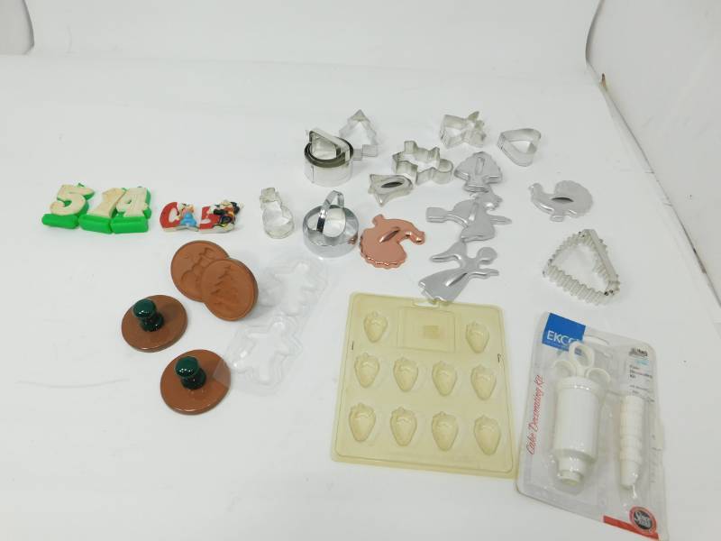 lot 26 image: Vintage Metal Cookie Cutters & Cake Decorator Items