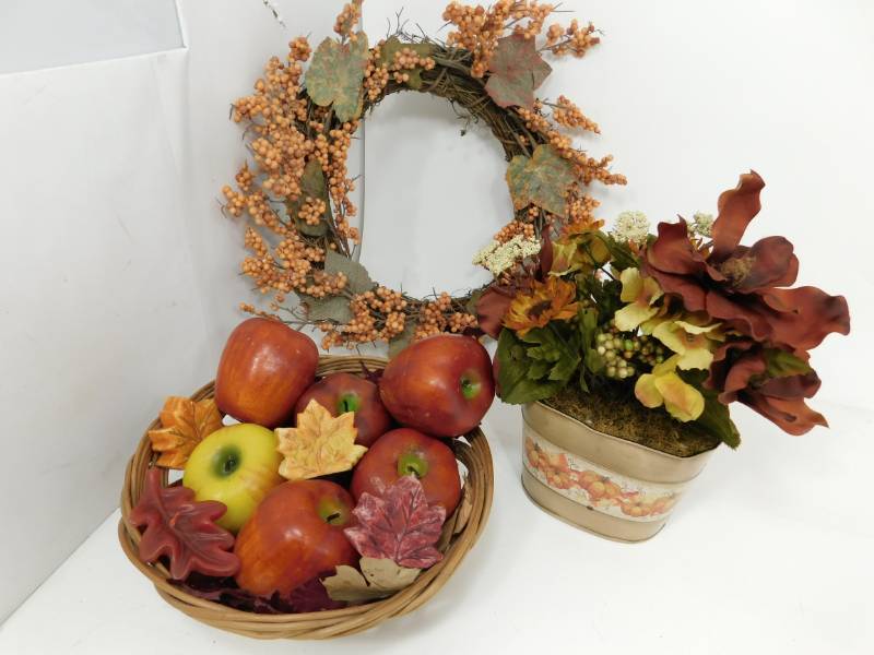 lot 29 image: Fall Decor