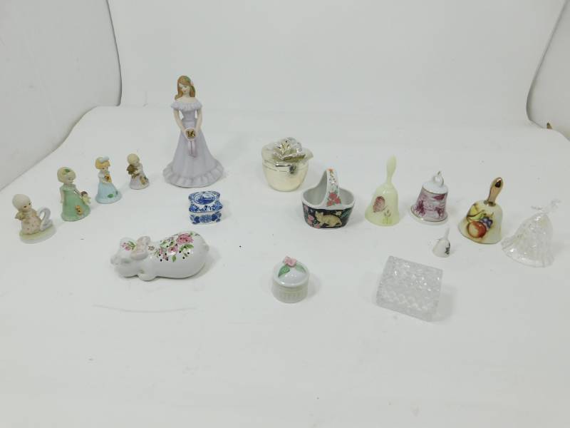 lot 31 image: Miscellaneous Collectible Glass Items