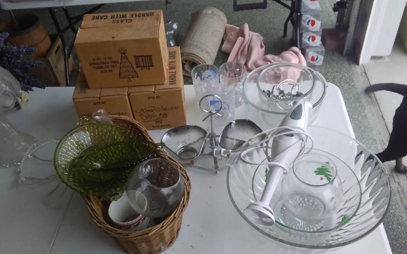 lot 52 image: Glass Mixing Bowls, Hand Mixer, Glass Tumblers, Green Glass Ware, Misc