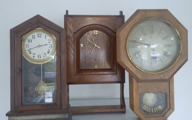 lot 54 image: 3-Wood Clocks