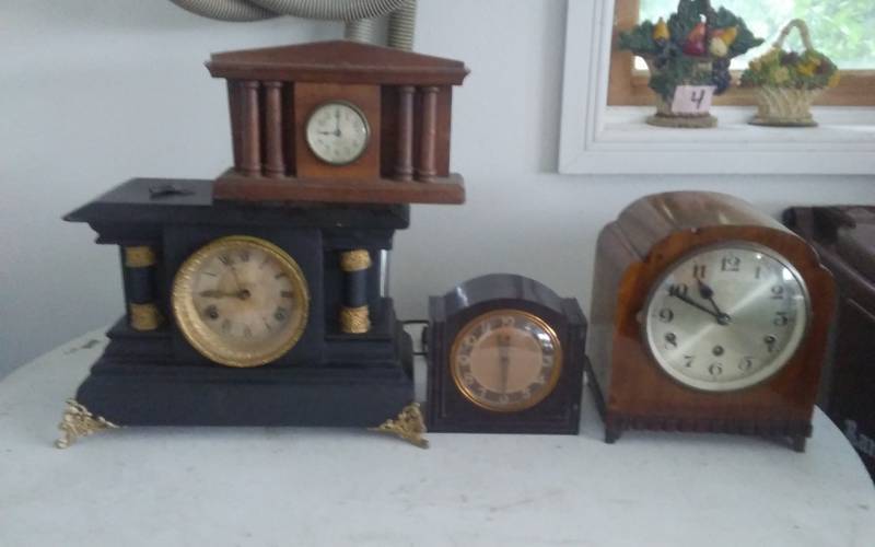 lot 55 image: 4-Mantle Clocks-One Key