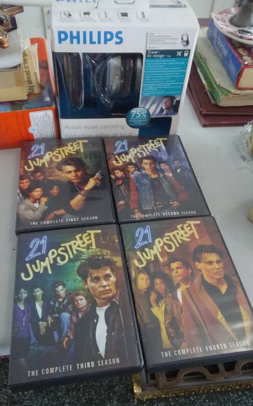 lot 61 image: Philips Noise Cancelling Head Phones, 4-Seasons Of 21 Jump Street