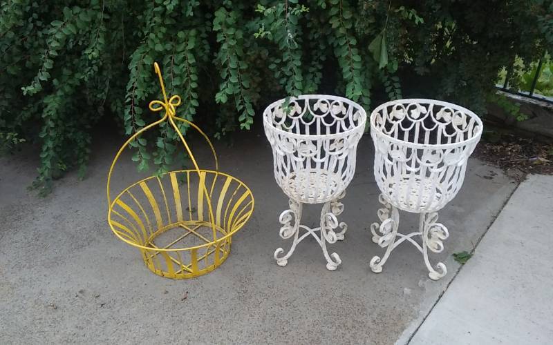 lot 62 image: Assorted Planter Pots